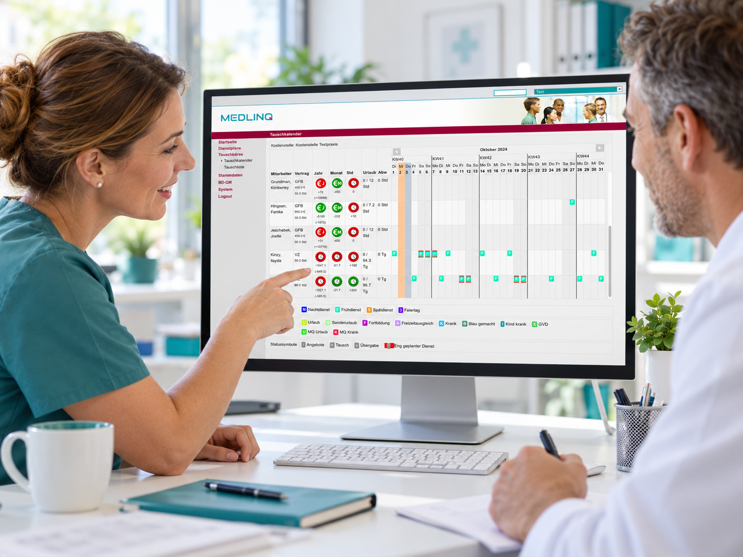Zwei Mitarbeitende planen gemeinsam Dienste mit dem PP-online-Tauschkalender am Bildschirm